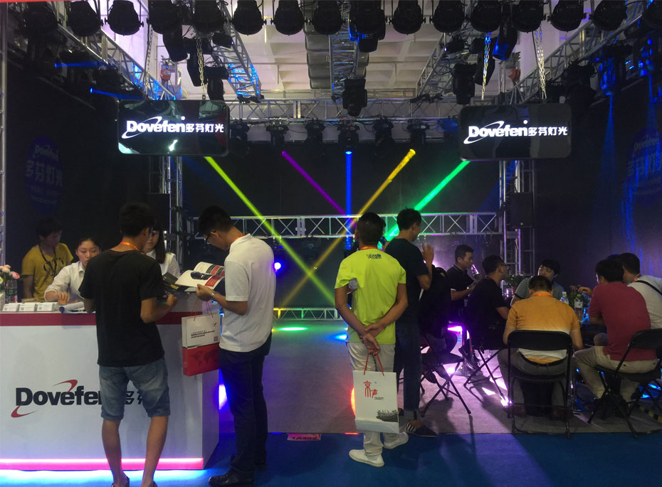 DoveFen多芬灯光2015年北京国际灯光音响展览会给用户介绍其他灯光产品